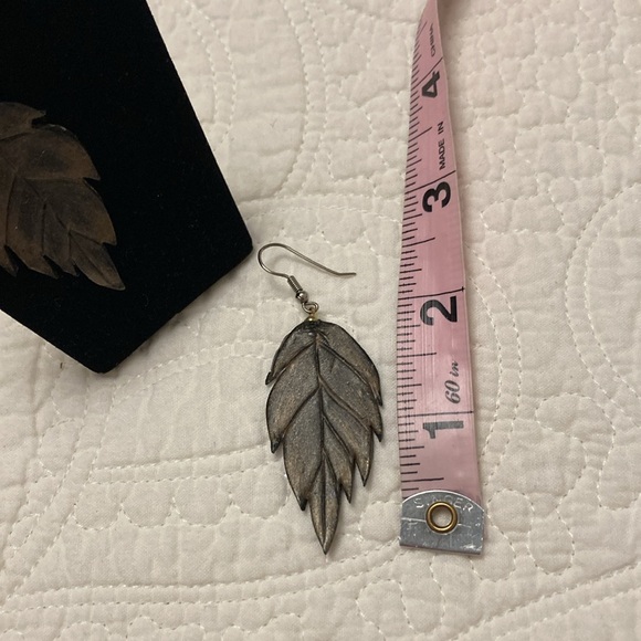 Elegant Wood Leaf Design Pierced Earrings - Picture 3 of 3